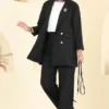 أسود